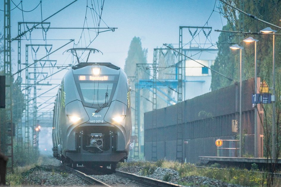 Un tren de agilis, filial de BeNEX, entra en la estación.