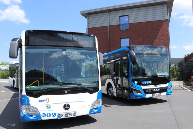 Autobuses azules y blancos de REVG en las cocheras.