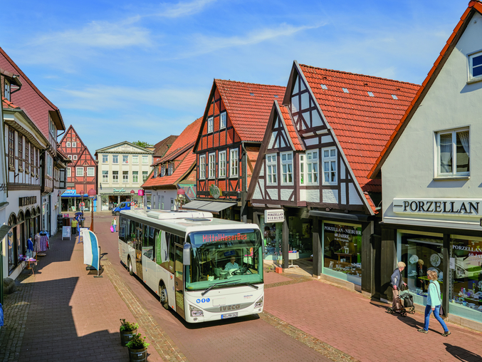 Transdev-Bus in einer Altstadt unterwegs auf der Straße