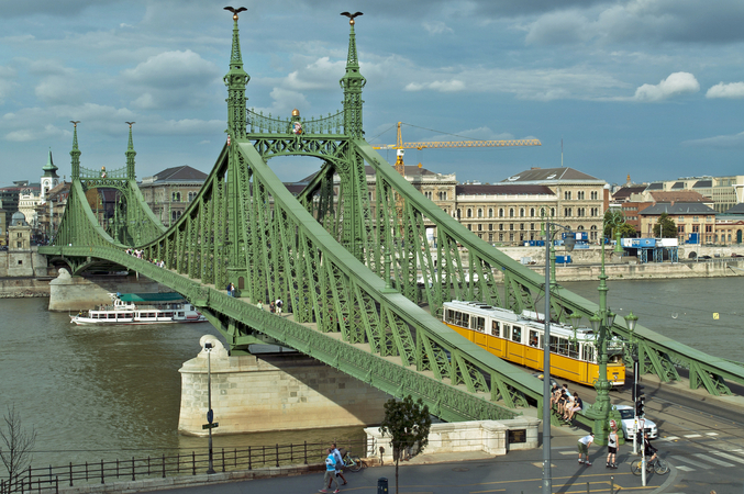 Flussbrücke in Budapest mit Schienenverkehr und Straßenverkehr
