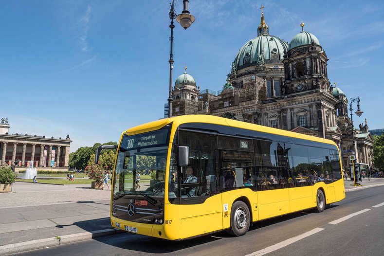 Autobús BVG frente a la Catedral de Berlín