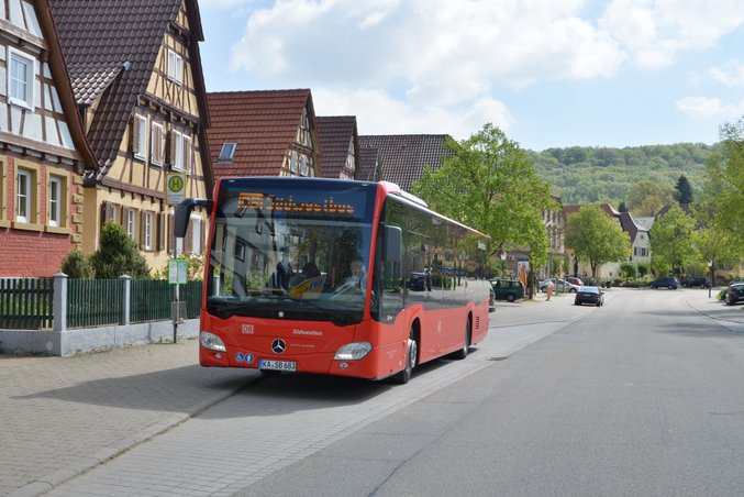 Un autobús de RVS Regionalbusverkehr Südwest GmbH, una filial de DB Regio Straße, parado en una parada de autobús.