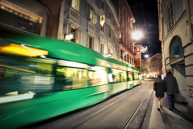 Fahrende, grüne Tram in Graz