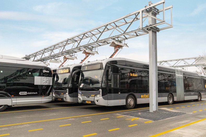 Autobuses estacionados en un aparcamiento
