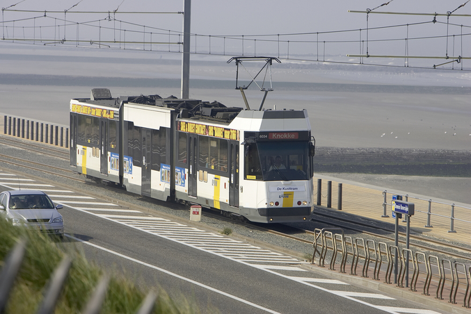 De Lijn Straßenbahn auf der Sraße unterwegs
