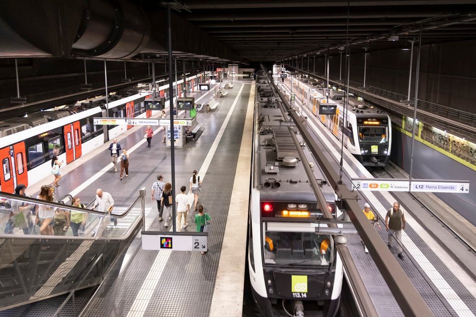 Vista de la estación subterránea de la Plaça de Catalunya en Barcelona con trenes de FGC entrando en la estación.