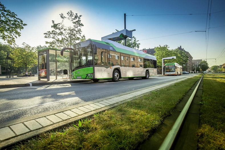 Autobús Uestra en una parada junto a las vías del tranvía