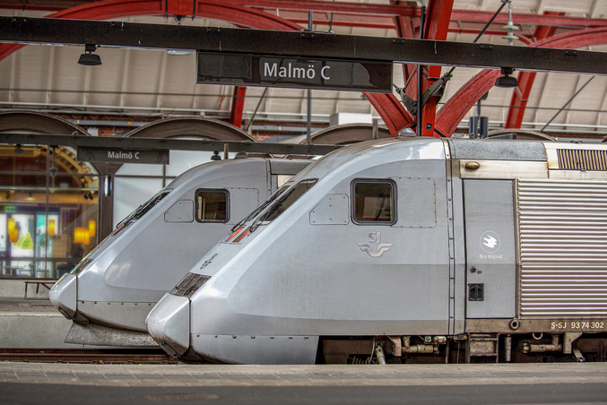 Dos trenes SJ de color gris plateado se encuentran en una vía férrea en Malmö.