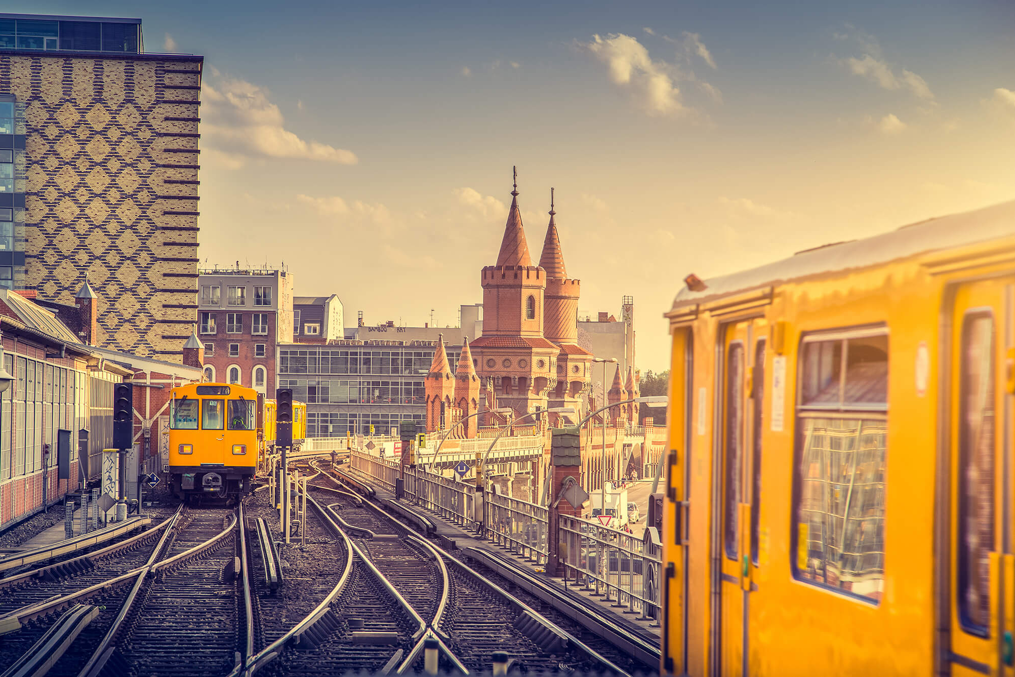 U-Bahn fährt im Sonnenuntergang über die Oberbaumbrücke in Berlin