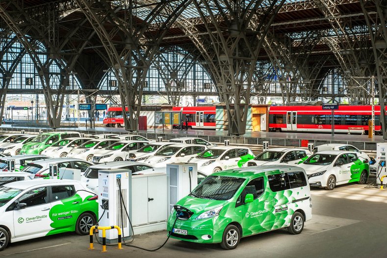 Coches Clevershuttle para recargar en una central eléctrica en la estación