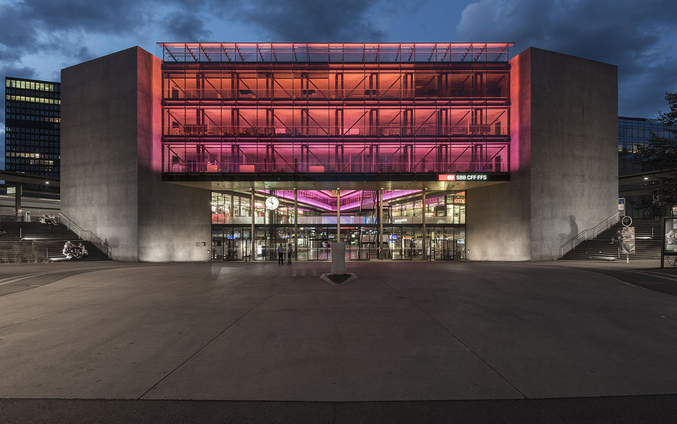  Bild eines Bahnhofs mit SBB Logo in der Schweiz