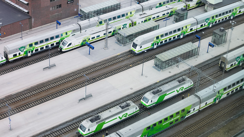 Trenes estacionados sobre carriles