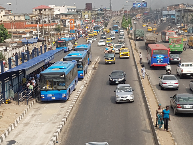 Dos autobuses en una parada de Bus Rapid Transit (BRT) en Lagos.