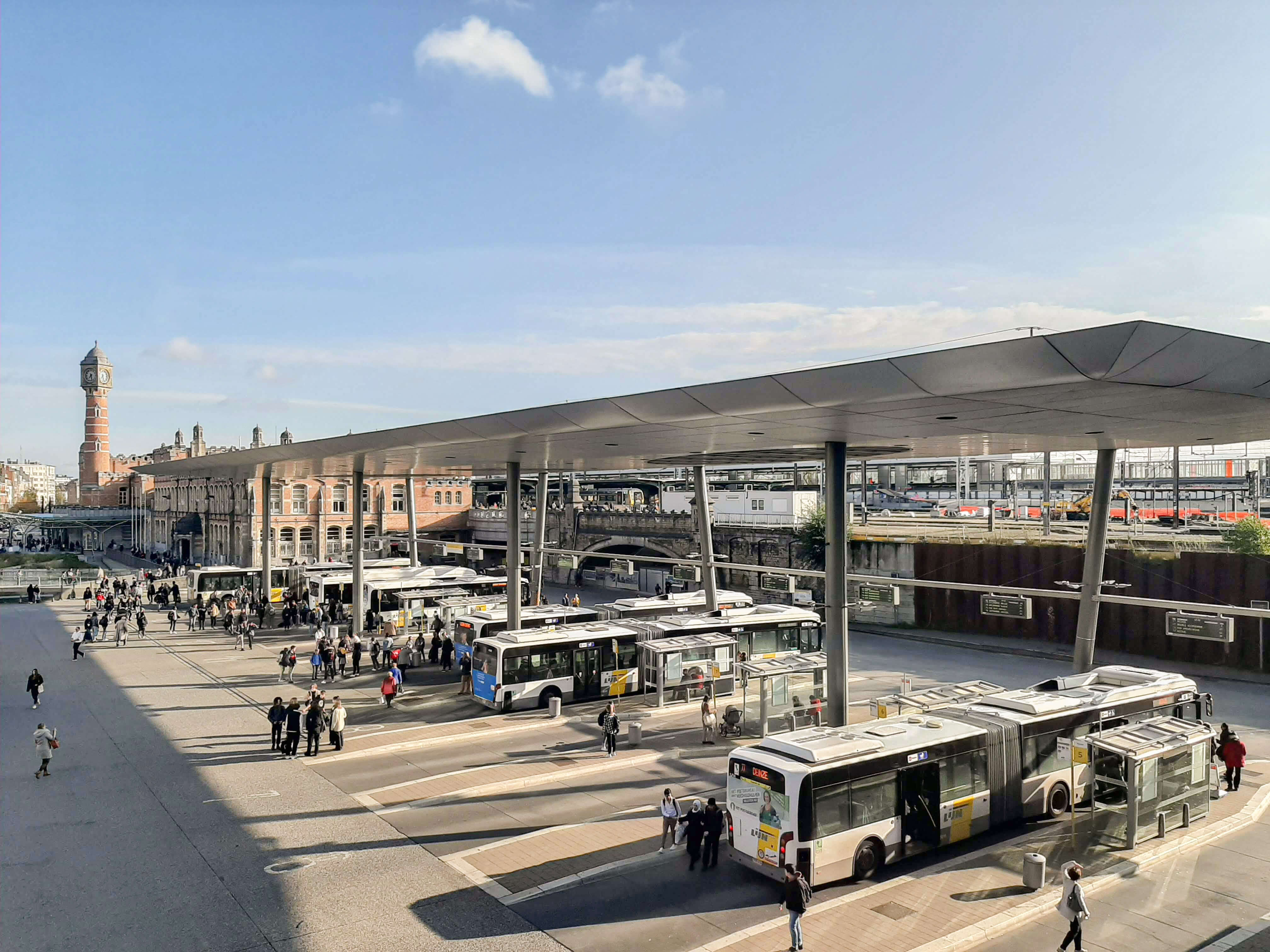Busse am Busbahnhof in Belgien 